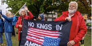 Το σύνθημα «No kings» επιστρέφει στους δρόμους της Αμερικής σαν παλμική ανάμνηση της ίδιας της γέννησής της / GETTY