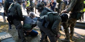 Οι αρχές συλλαμβάνουν έναν διαδηλωτή κοντά σε εγκαταστάσεις της Υπηρεσίας Μετανάστευσης και Τελωνείων στο Μπρόντβιου, Ιλινόις.