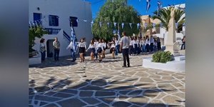 Σίκινος: Στο νησί μαθητές από το δεύτερο Γυμνάσιο Ελληνικού -Παρήλασαν μαζί με τους 14 ντόπιους μαθητές
