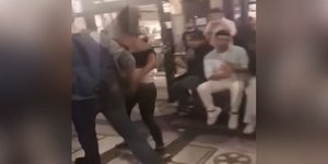 Η στιγμή της σύλληψης της ανήλικης στην Πλατεία Αγίας Ειρήνης