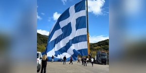 Συγκίνηση στο Καλπάκι: Υψώθηκε ξανά η μεγαλύτερη ελληνική σημαία στην περιοχή που ξεκίνησε το έπος του '40
