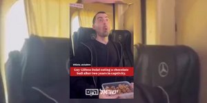 Ο 24χρονος Ισραηλινός τρώει σοκολάτα δύο χρόνια μετά την απαγωγή του από τη Χαμάς