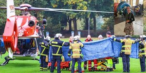 Πυροσβέστες γύρω από την τραυματία δήμαρχο από την Γερμανία