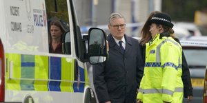 Ο Κιρ Στάρμερ στον τόπο του μακελειού στη συναγωγή του Μάντσεστερ