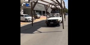 Έλληνας οδηγός μεταφέρει μια ολόκληρη στέγη με το αυτοκίνητό του -Το video που κάνει τον γύρο του κόσμου