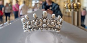 Ενα από τα κοσμήματα που εκλάπησαν από το Λούβρο