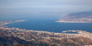 Το στενό της Μεσσίνας, ανάμεσα στην Σικελία και τη νότια Ιταλία όπου η κυβέρνηση Μελόνι σχεδιάζει τη δημιουργία γέφυρας