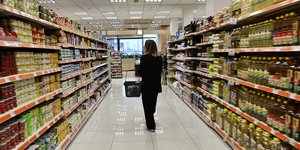 Διάδρομος σούπερ μάρκετ με πολλά προϊόντα