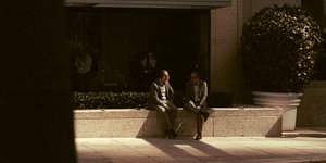 Δύο άνθρωποι συνομιλούν