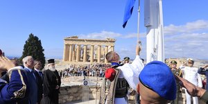 Επαρση σημαίας στην Ακρόπολη