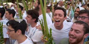 Οι Ισραηλινοί τραγουδούν και προσεύχονται στην «Πλατεία Ομήρων»