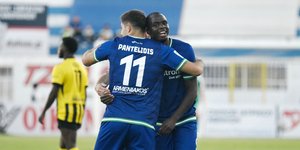 Παύλος Παντελίδης και Αντρέας Τεττέη πανηγυρίζουν γκολ της Κηφισιάς