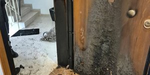 Εμπρηστική επίθεση στο γραφείο του Χάρη Θεοχάρη