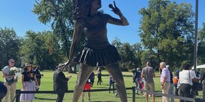 Το έργο του γλύπτη Fred Ajanogha αντί να προκαλεί σεβασμό έχει πυροδοτήσει κύμα αγανάκτησης