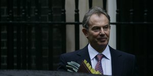 O Τόνι Μπλερ έξω από τη Ντάουνινγκ Στριτ το 2006, όταν ήταν πρωθυπουργός της Βρετανίας