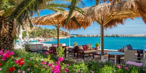 Καφέ πάνω στη θάλασσα, σε τουριστικό προορισμό της Μεσογείου