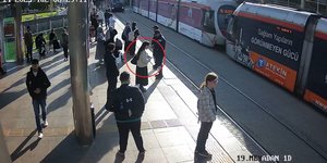 Άντρας διασώζει μια γυναίκα πριν τη χτυπήσει τραμ σε στάση στην Τουρκία