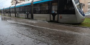 Τραμ περνάει από πλημμυρισμένο δρόμο