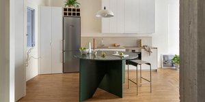 Οι εσωτερικοί τοίχοι απομακρύνθηκαν και το φως μπαίνει άπλετο στο διαμέρισμα/ Φωτογραφία: Lea Martin