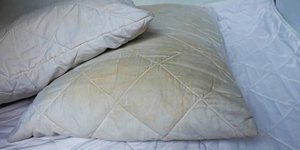 Το κιτρίνισμα στα μαξιλάρια είναι αποτέλεσμα της συσσώρευσης ιδρώτα, σάλιου και λιπαρότητας του δέρματος / SHUTTERSTOCK