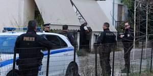 Αστυνομικές δυνάμεις έξω από το σπίτι όπου έγινε η δολοφονία