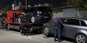 Αστυνομικοί σηκώνουν αυτοκίνητα