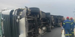 Ανετράπη νταλίκα στο Δερβένι Θεσσαλονίκης