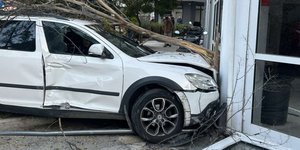 ΙΧ συγκρούστηκε με σχολικό λεωφορείο και κατέληξε σε κατάστημα στις Σέρρες