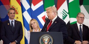 O Τραμπ στην ομιλία του στην Αίγυπτο με φόντο Μητσοτάκη και Μελόνι