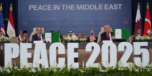 Τραμπ και Αλ Σίσι με τα ντοσιέ των υπογραφών για ειρήνη στη Μέση Ανατολή