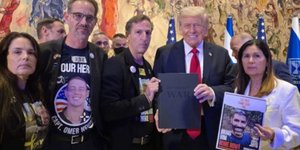 Ο πρόεδρος των ΗΠΑ, Ντόναλντ Τραμπ με οικογένειες ομήρων στην Κνεσέτ