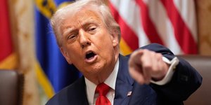 Ο Ντόναλντ Τραμπ δείχνει με το χέρι