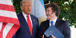 Ο πρόεδρος Ντόναλντ Τραμπ υποδέχεται τον πρόεδρο της Αργεντινής Χαβιέρ Μιλέι στον Λευκό Οίκο