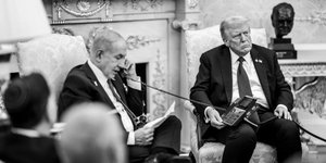 Ο Ντόναλντ Τραμπ και ο Μπένιαμιν Νετανιάχου στο Λευκό Οίκο συνομιλούν με τον Εμίρη του Κατάρ