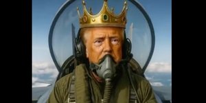 O Τραμπ πιλοτάρει με το στέμμα στο κεφάλι