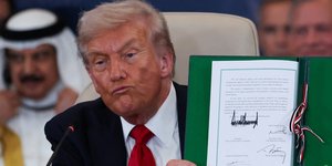 Ο Ντόναλντ Τραμπ επιδεικνύει τη συμφωνία για τη Γάζα