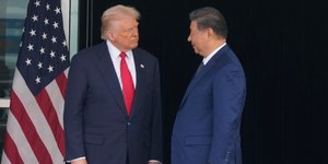 Δώρα από χρυσάφι, χοροί και... εμπορική εκεχειρία: Η πενθήμερη περιοδεία του Τραμπ στην Ασία τα είχε όλα