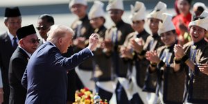 Ο Τραμπ... χορεύει σε υποδοχή του στην Ασία