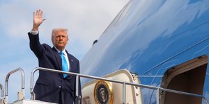 Ο Ντόναλντ Τραμπ λίγο πριν μπει στο Airo Force One