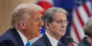 Ο Ντόναλντ Τραμπ με τον Αμερικανό υπουργό Οικονομικών Σκοτ Μπέσεντ.στη Νότια Κορέα