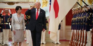 Ο Ντόναλντ Τραμπ με την πρωθυπουργό της Ιαπωνίας 