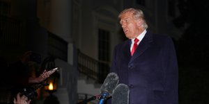 Ο Ντόναλντ Τραμπ μιλά σε δημοσιογράφους έξω από τον Λευκό Οίκο