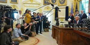 Ο Ντόναλντ Τραμπ απαντά σε ερωτήσεις δημοσιογράφων στο Οβάλ Γραφείο
