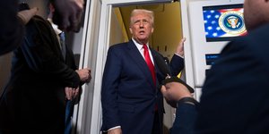 Ο Ντόναλντ Τραμπ μιλάει σε δημοσιογράφους κατά την επίσκεψή του στη Νότια Κορέα