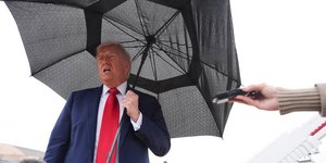 Ο Ντόναλντ Τραμπ λίγο πριν μπει στο προεδρικό αεροσκάφος Air Force One με προορισμό τη Μέση Ανατολή 