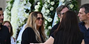 Η Ελένη Τσαλιγοπούλου εμφανώς συγκινημένη φθάνει στην Ιερά Μητρόπολη