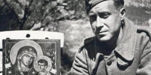 Γιάννης Τσαρούχης. Με την “Παναγία της Νίκης” στα χέρια του.