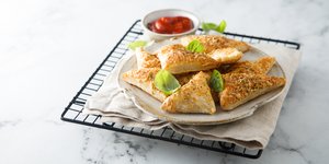 Τυροπιτάκια με σφολιάτα και φέτα / Φωτογραφία: Shutterstock