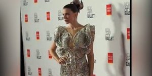 Εντυπωσιακή εμφάνιση από την Τζούλια Φοξ στο Φθινοπωρινό Γκαλά Μόδας 2025 του Μπαλέτου της Νέας Υόρκης