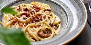 Ζυμαρικά και κρασί στα ιταλικά στέκια της πόλης 